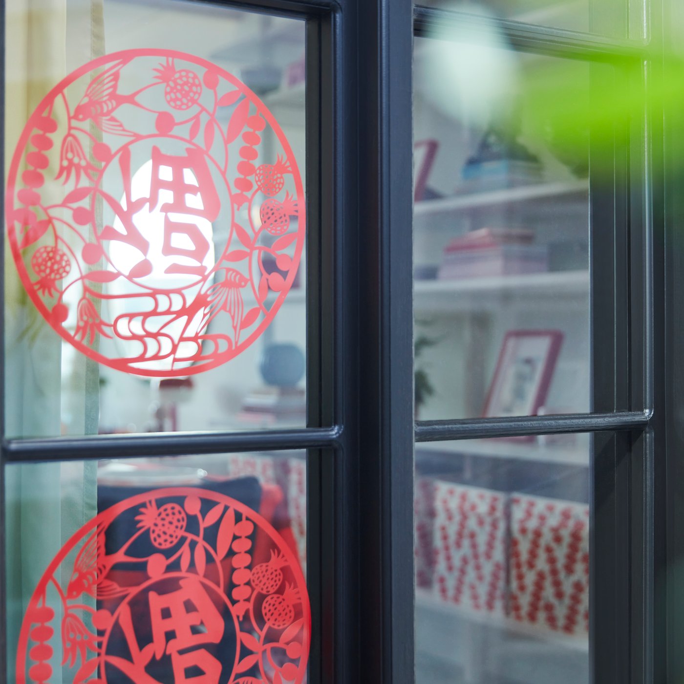 A red FÖSSTA window decoration