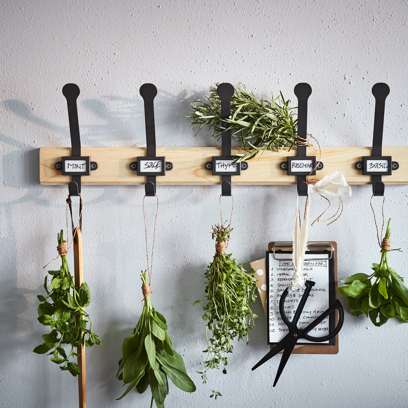 Personalisiere und organisiere dein Zuhause mit IKEA KARTOTEK Hakenleisten, an deren fünf Haken Kräuter, Kleidung und mehr ein Zuhause finden.