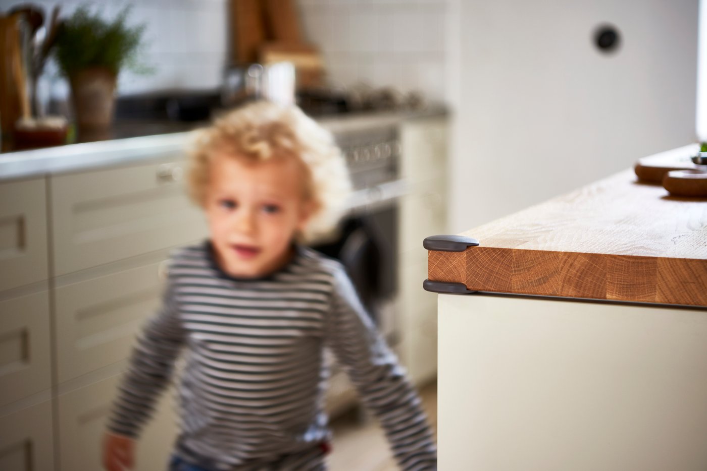 Ein dunkelbrauner UNDVIKA-Eckpuffer in der Küche