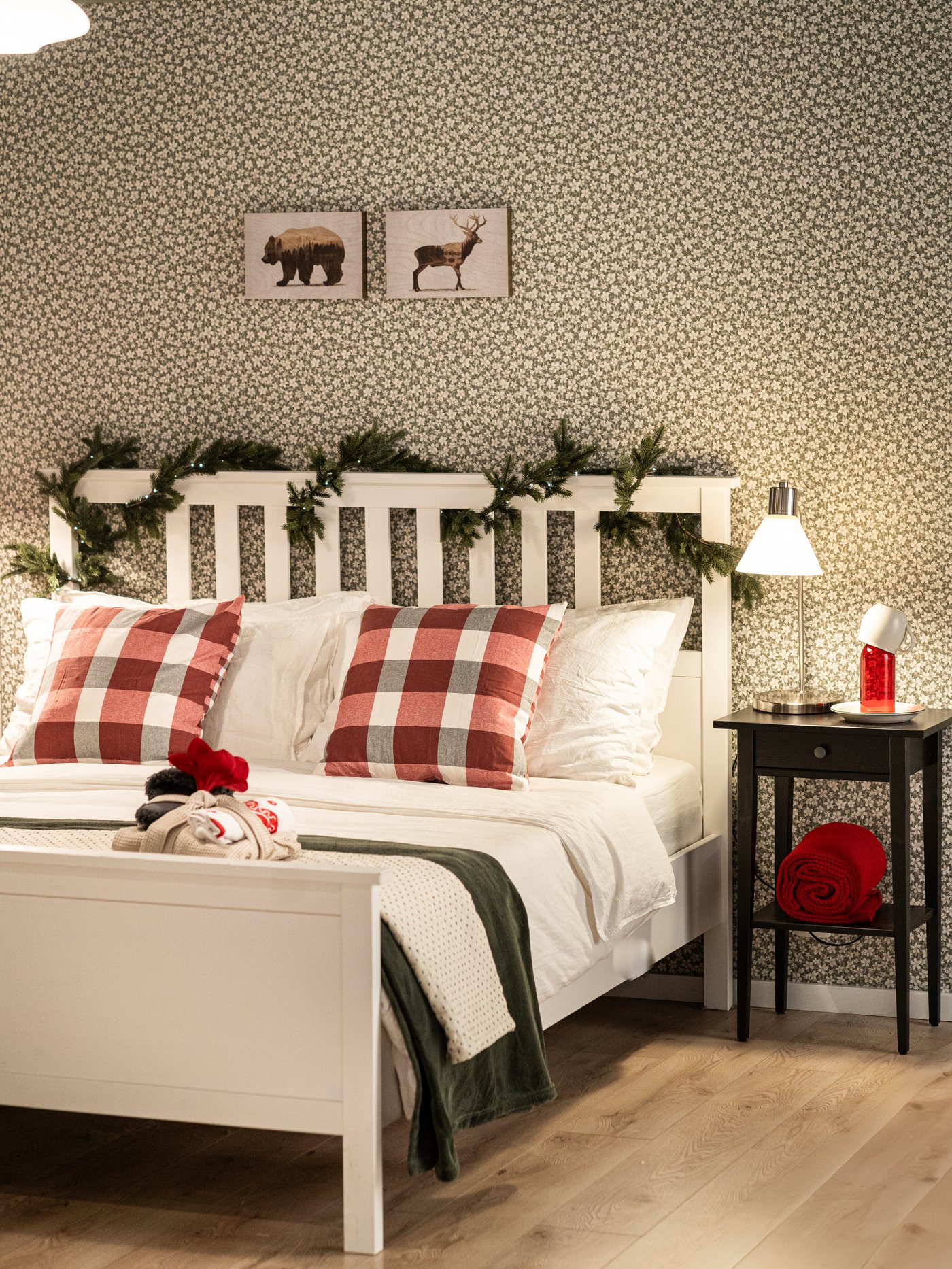 블랙 브라운 MALM 말름 수납형 침대와 침대 맡에 블랙 브라운 MALM 말름 2칸 서랍이 놓여 있는 베이지톤의 모던한 침실의 모습.