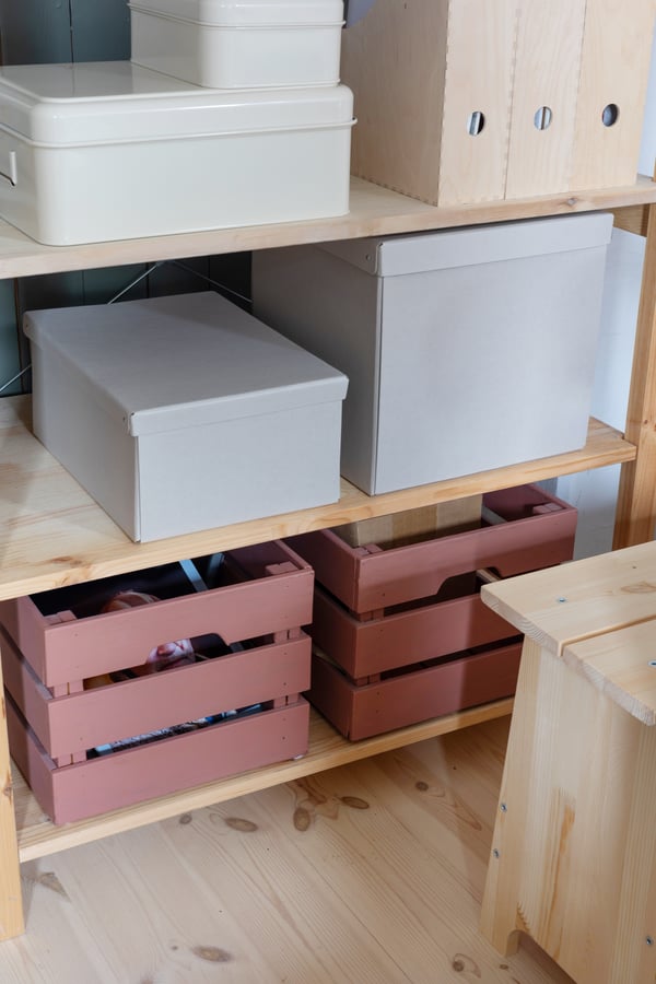 En IVAR-hylle med esker og bokser i. 