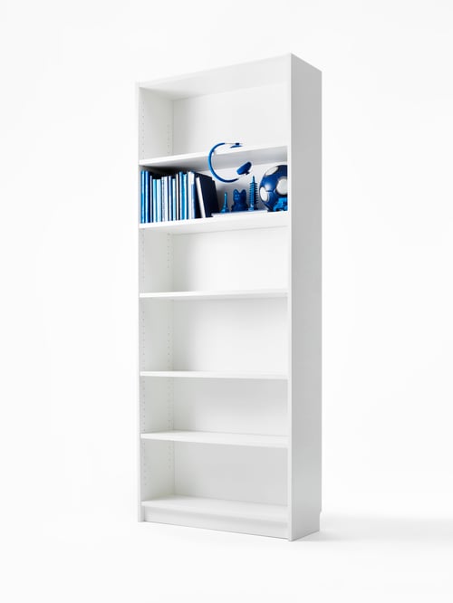 Dormitor cu o bibliotecă BILLY albă cu rafturi reglabile din plăci aglomerate și spate din plăci fibrolemnoase.
