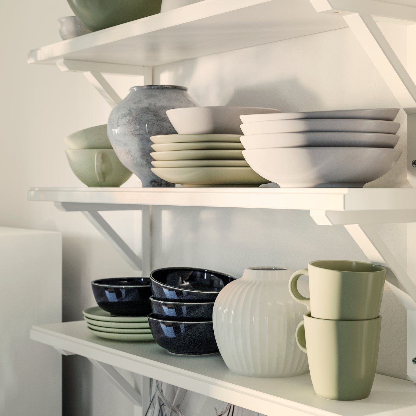 Op een TRANHULT/SANDSHULT wandplankcombinatie in wit gebeitst esp aan een keukenmuur staat serviesgoed.