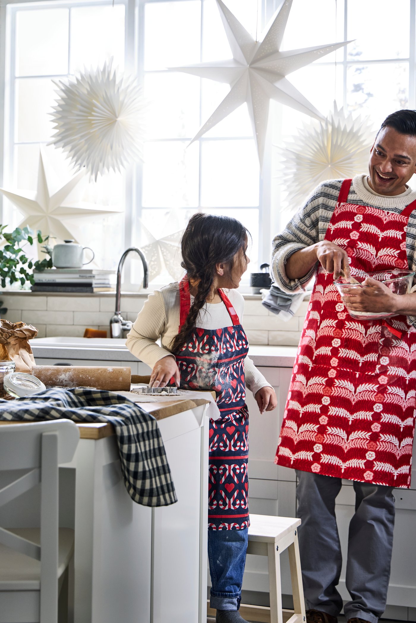 Un paralume STRÅLA bianco a forma di fiore o stella in 3D in cucina