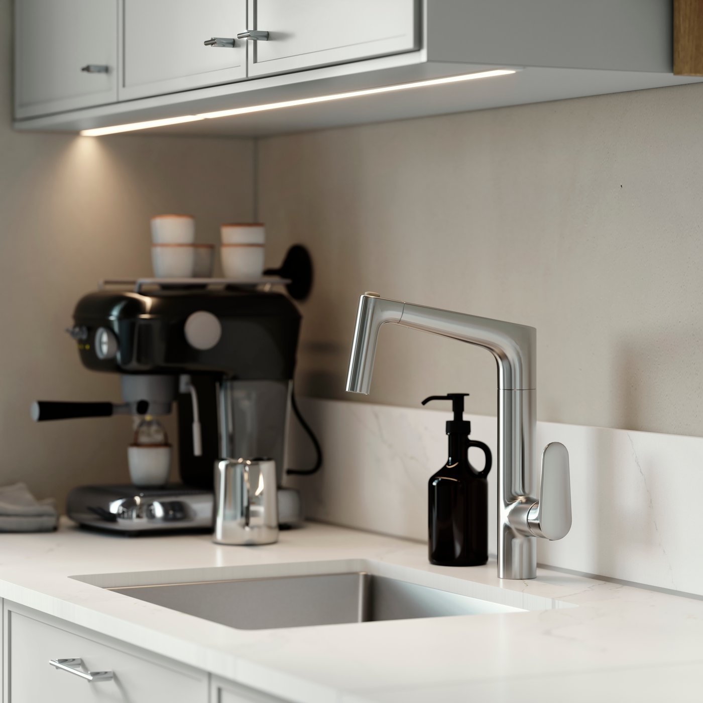 MAJSJÖN köksblandare utdragbar med spray, placerad ovanför diskho med vit bänkskiva och svart tvålautomat.