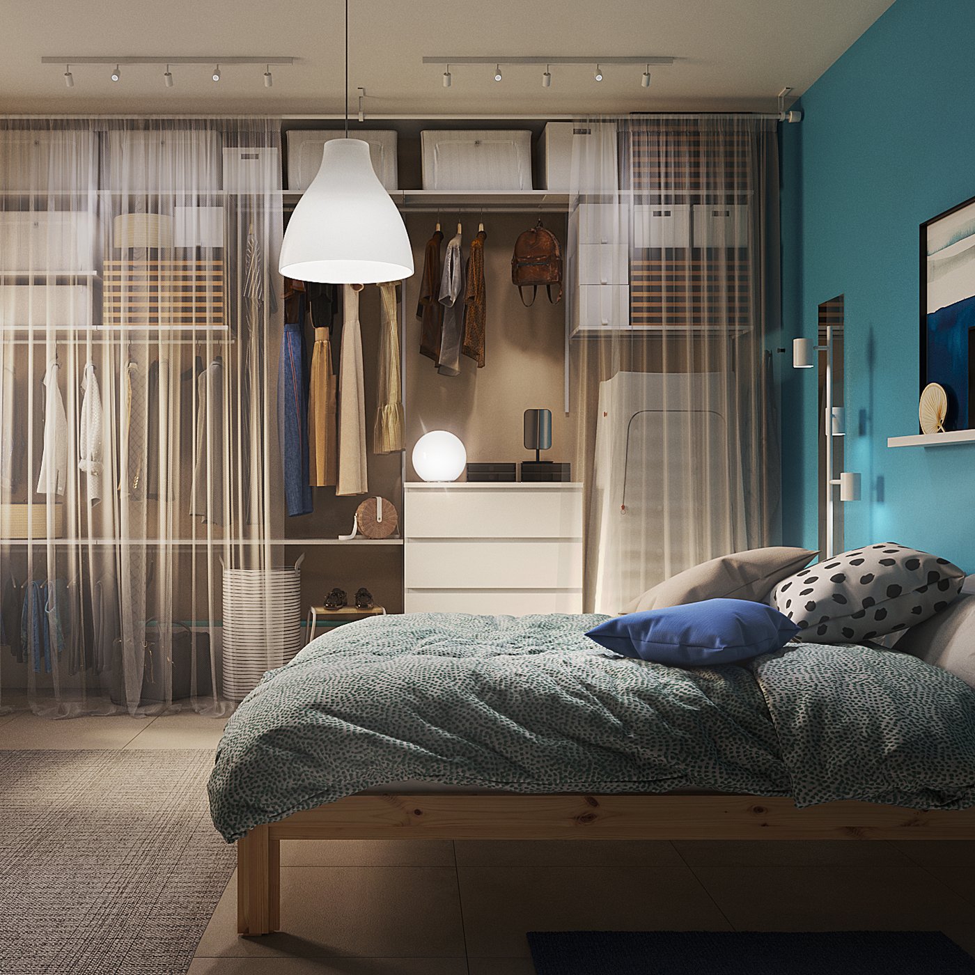 Luminosa camera da letto con una struttura letto NEIDEN, materasso in schiuma ÅGOTNES, sommier FINNSNES grigio, biancheria colorata e grande guardaroba con al suo interno uno più piccolo VUKU, una cassettiera con 4 cassetti MALM e sacco per bucato KLUNKA.