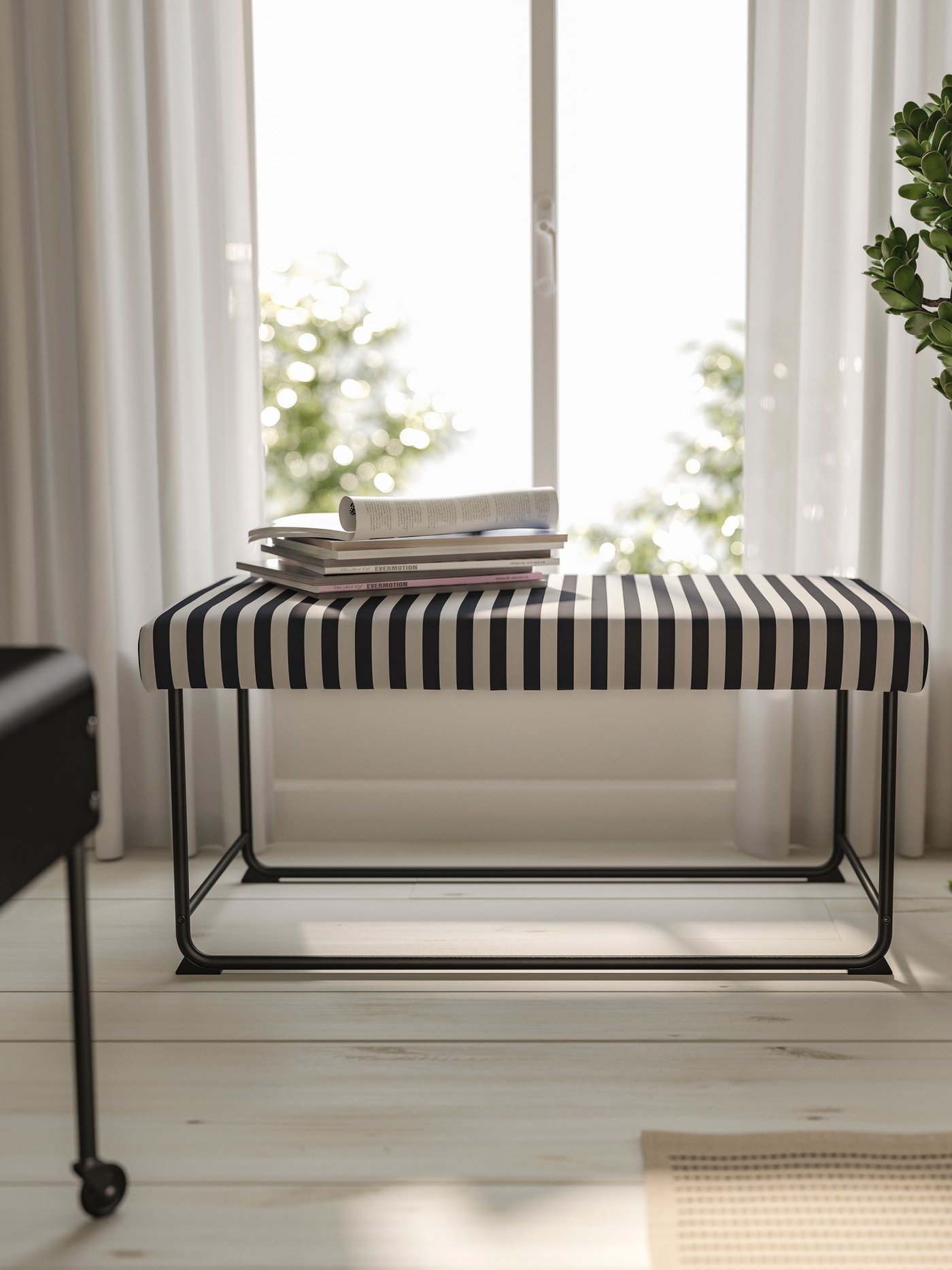 Eine schwarz/weiß gestreifte RÄVSAL Sitzbank vor einem Fenster.