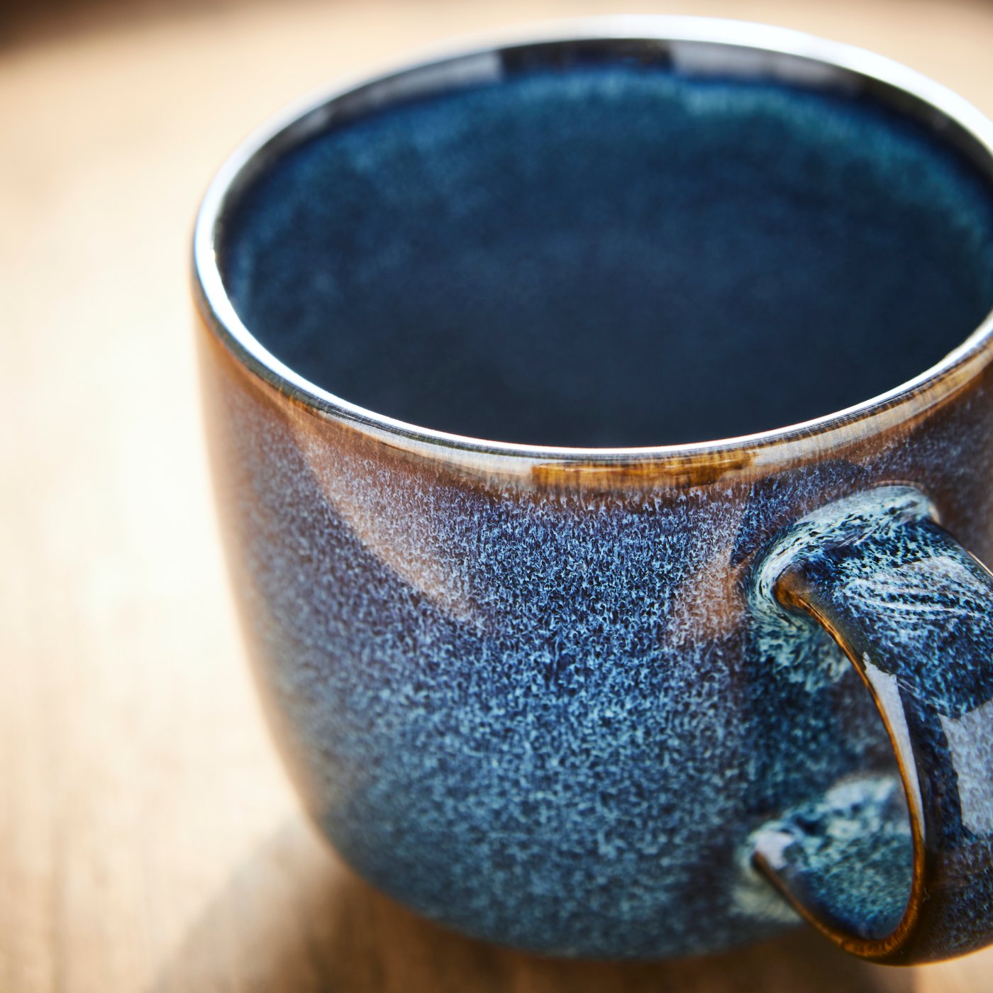 Une cruche GLADELIG bleue dans la collection NA