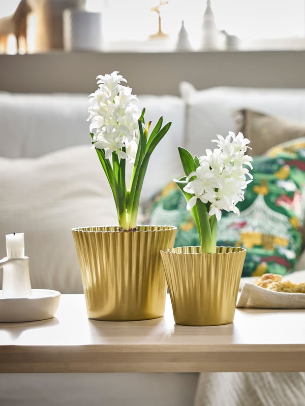 A gold-colour VINTERFINT plant pot