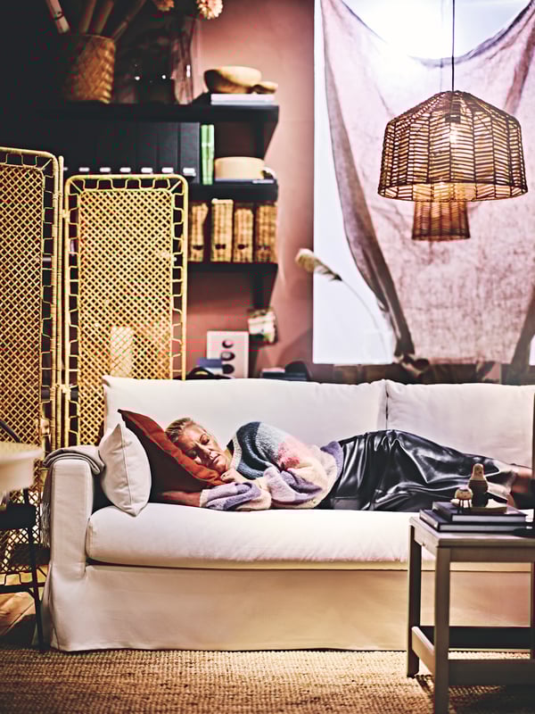 Vrouw slaapt op witte 2-zitsslaapbank HYLTARP