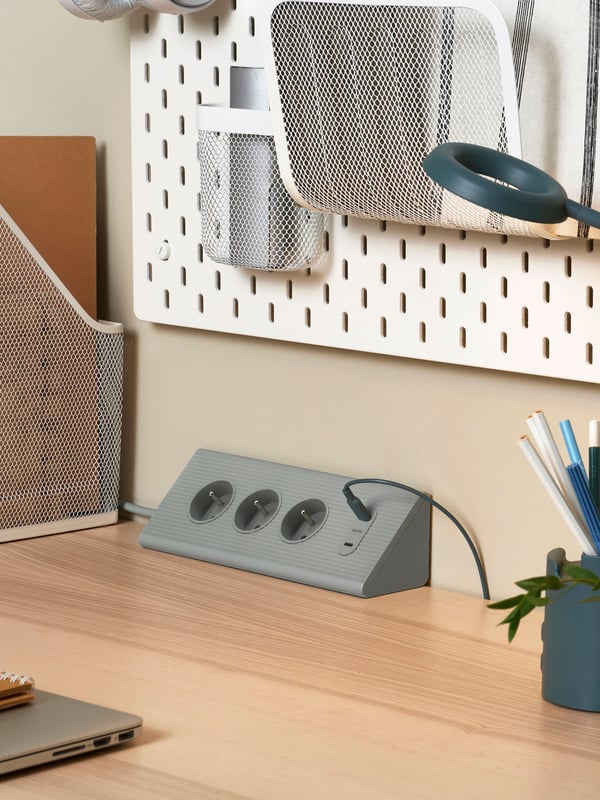 A green SKOTAT extension cord with three inputs and two USB-C quick charging inputs.