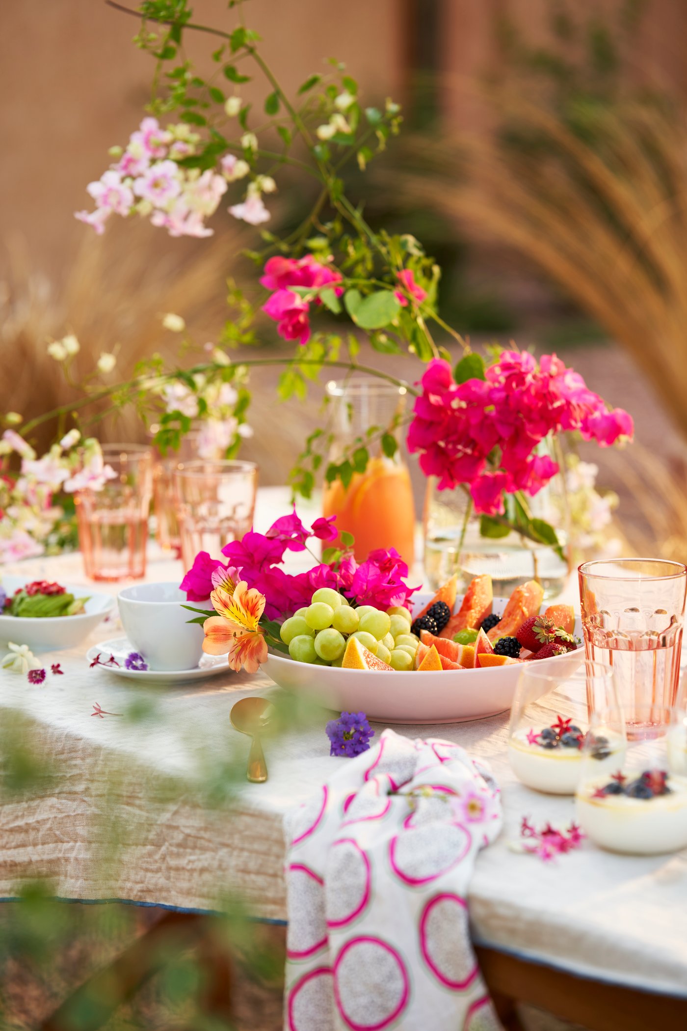 A white VÄRDERA side plate