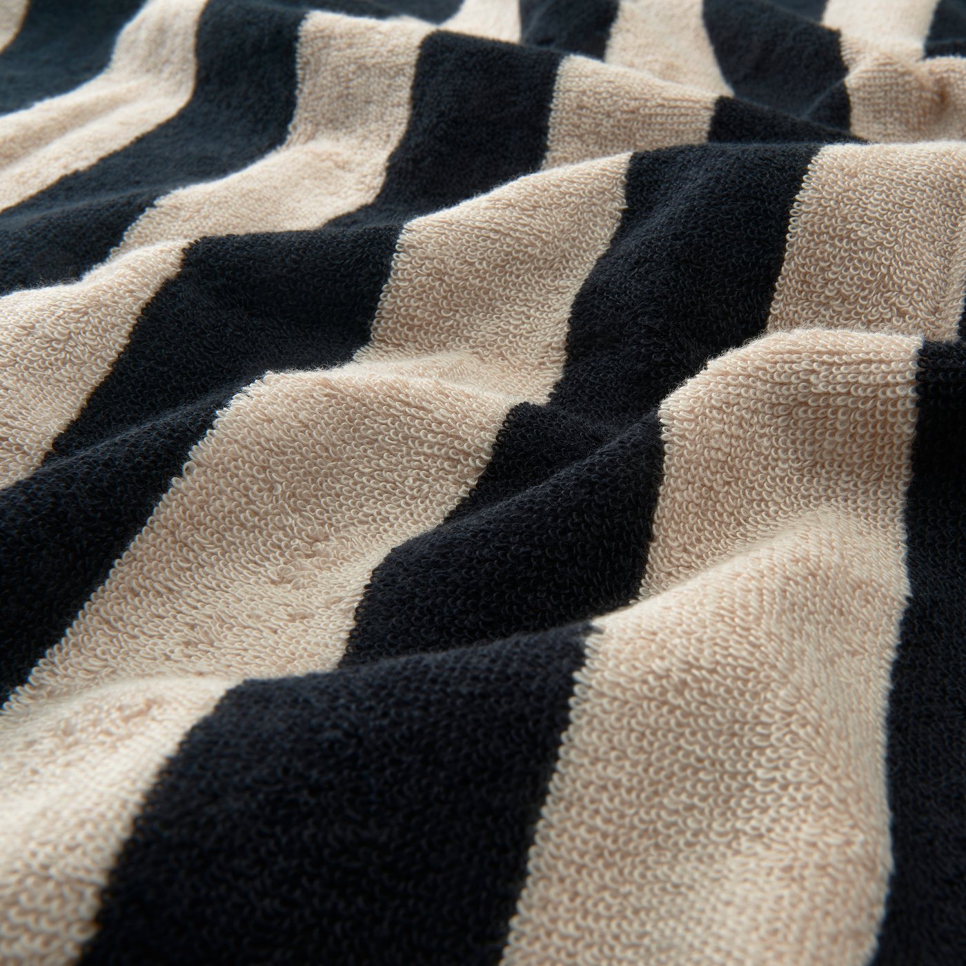A black/light beige striped SLÅNHÖSTMAL bath sheet in the NA