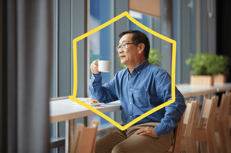 duża szklana filiżanka czarnej kawy