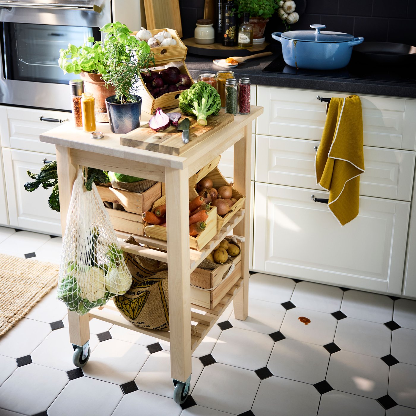 A natural KUNGSFORS net bag in the kitchen