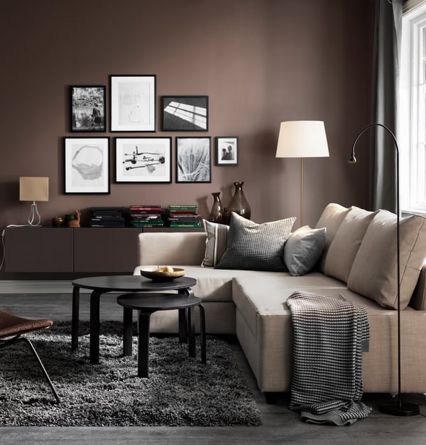 Beige FRIHETEN in a living room with SVALSTA coffeetables in the middle of the living room. 