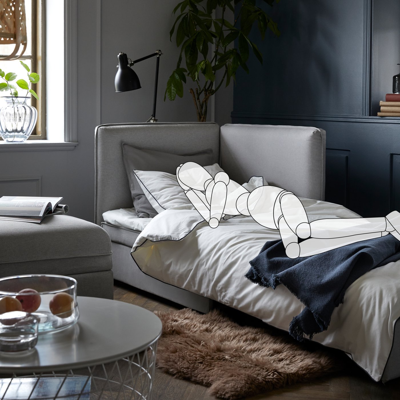 Na boku spí loutka.