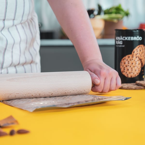 Pane croccante KNÄCKEBRÖD RÅG e mandorle MUSBIT in sacchetto ISTAD schiacciate da matterello MAGASIN