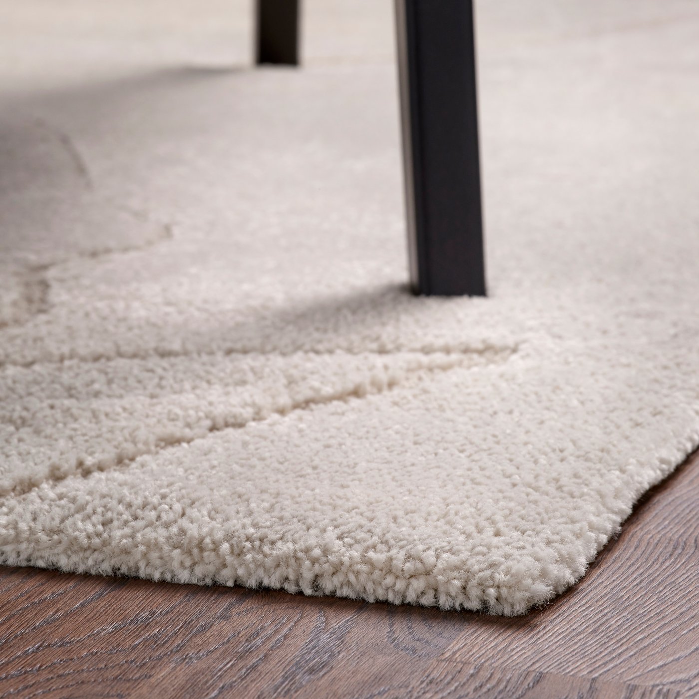 En ljusbeige matta med bladmönster.