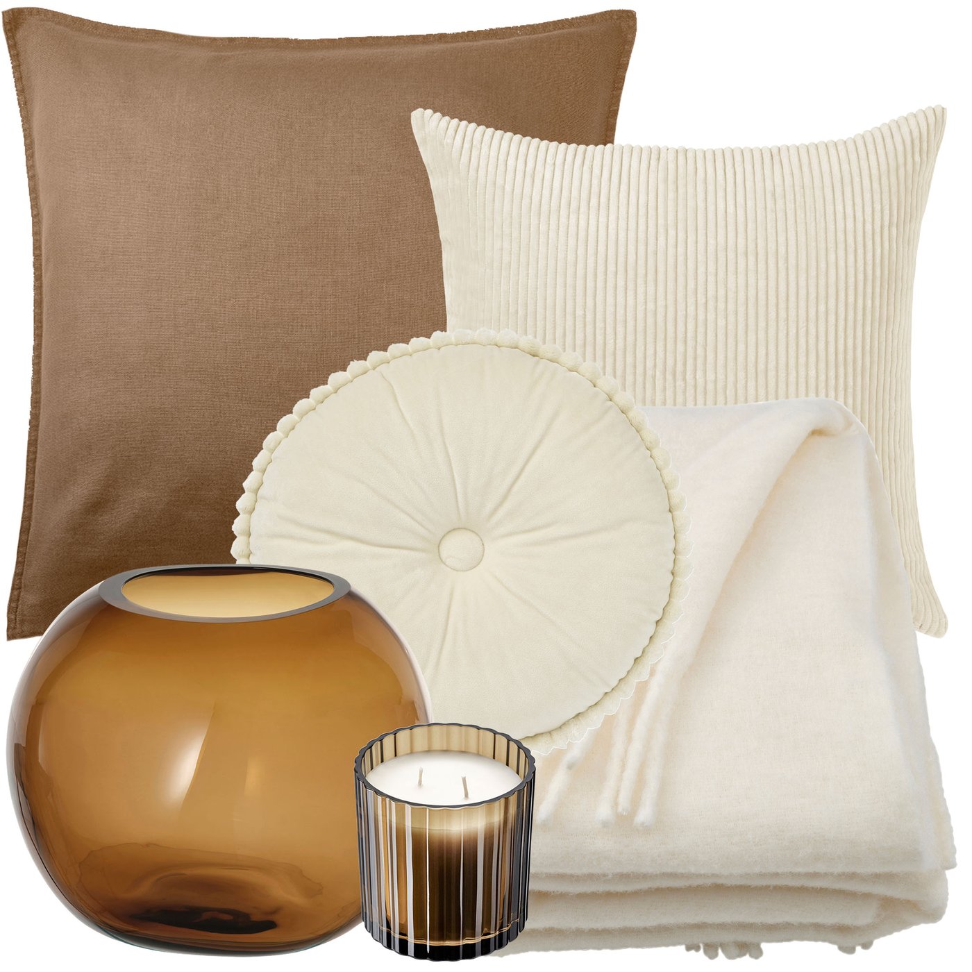 Kollagbild med tre kuddar i mörk- och ljusbeige färgskala, en offwhite filt, en gulbrun glasvas och ett beige doftljus.