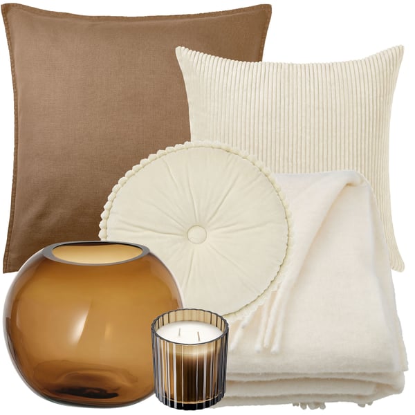 Kollagbild med tre kuddar i mörk- och ljusbeige färgskala, en offwhite filt, en gulbrun glasvas och ett beige doftljus.