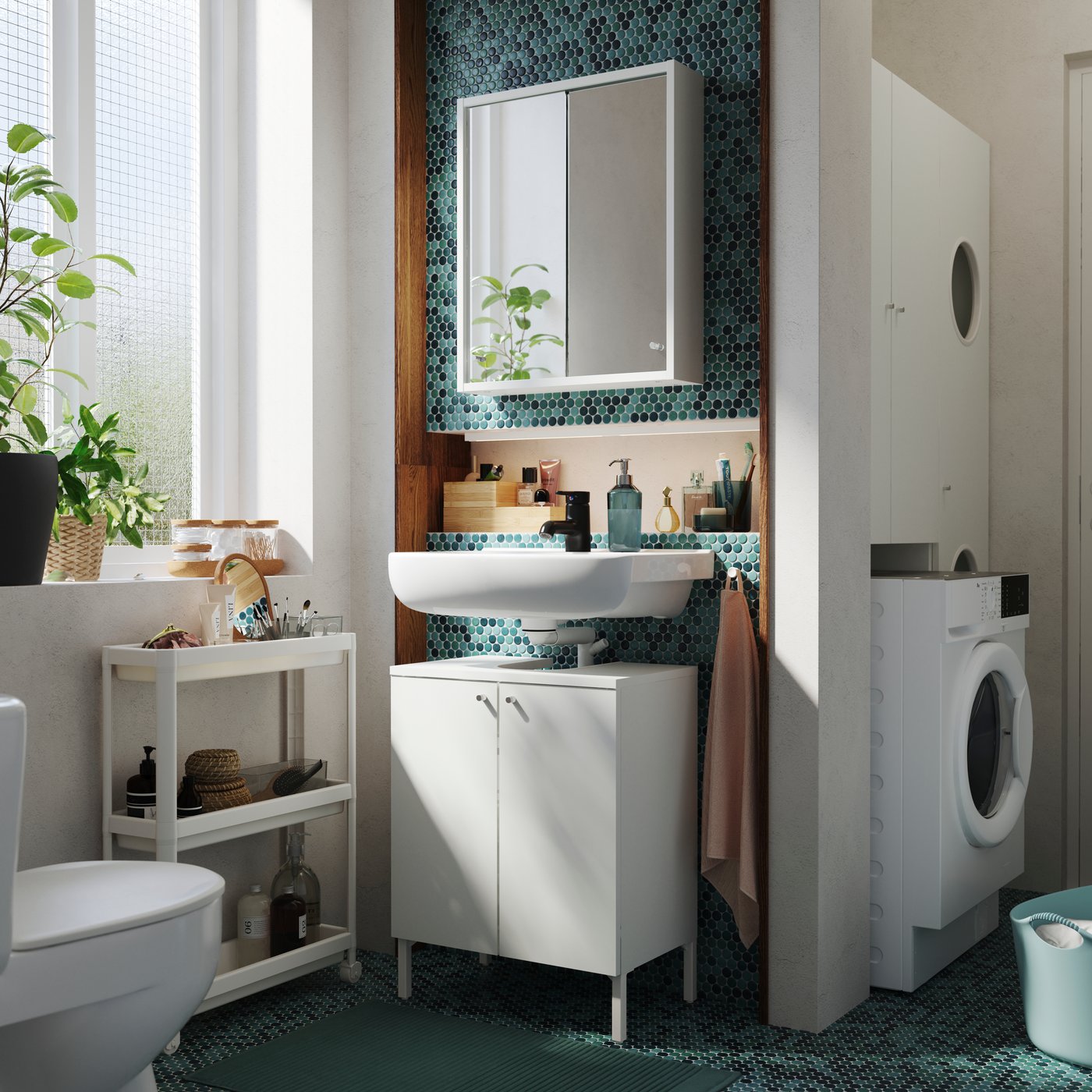 A dark grey PERSILLADE plant pot in the bathroom