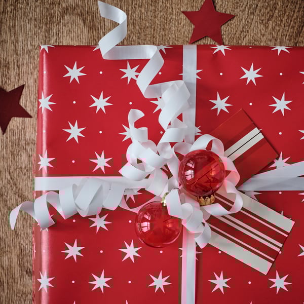 A star pattern red VINTERFINT gift wrap roll