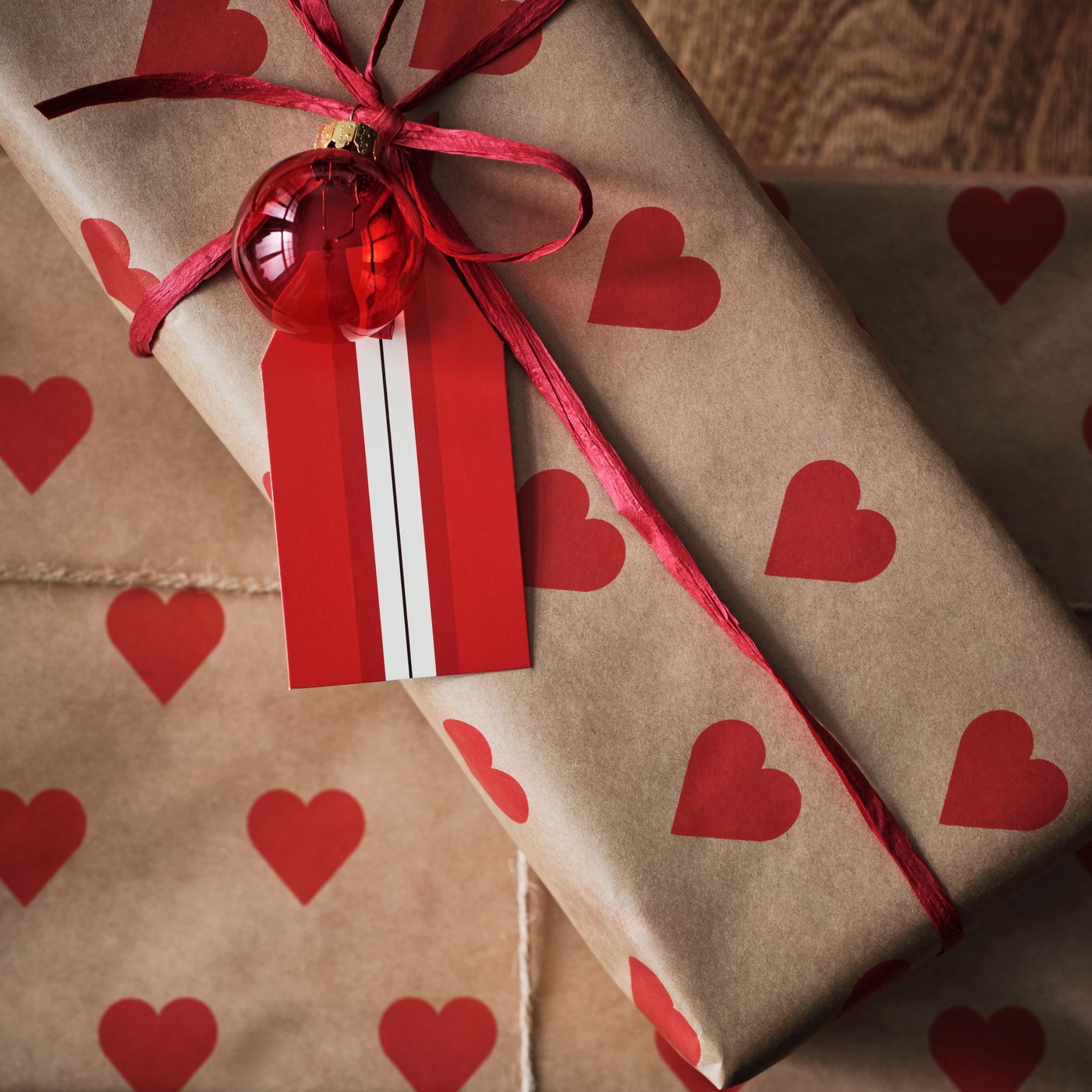 A heart pattern brown VINTERFINT gift wrap roll