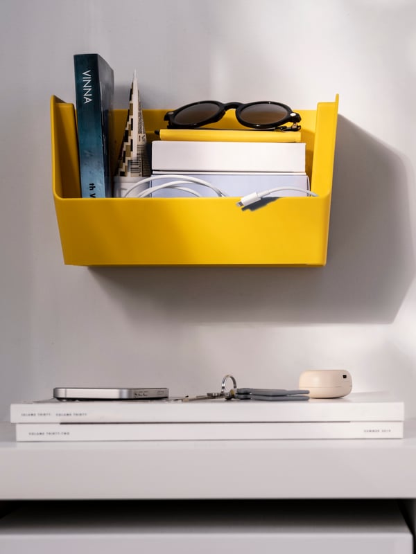 Un organisateur FODERTRÅG jaune vif pour bureau/mur