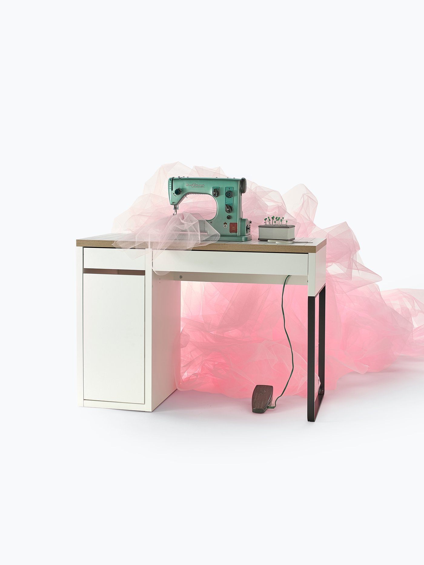 A white/anthracite MICKE desk