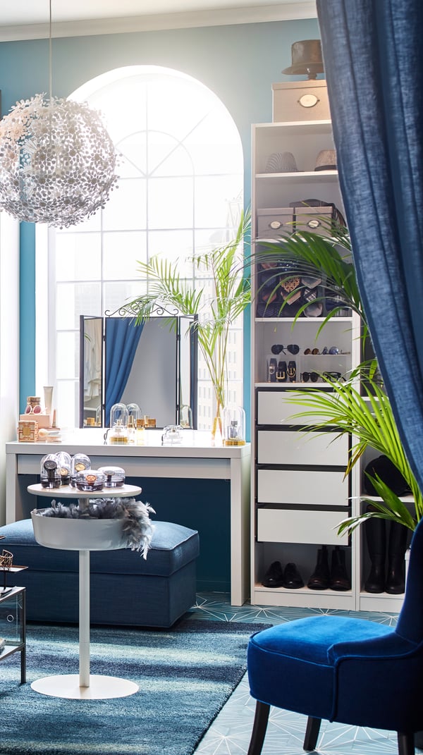 Sminkrum i en walk in closet. 