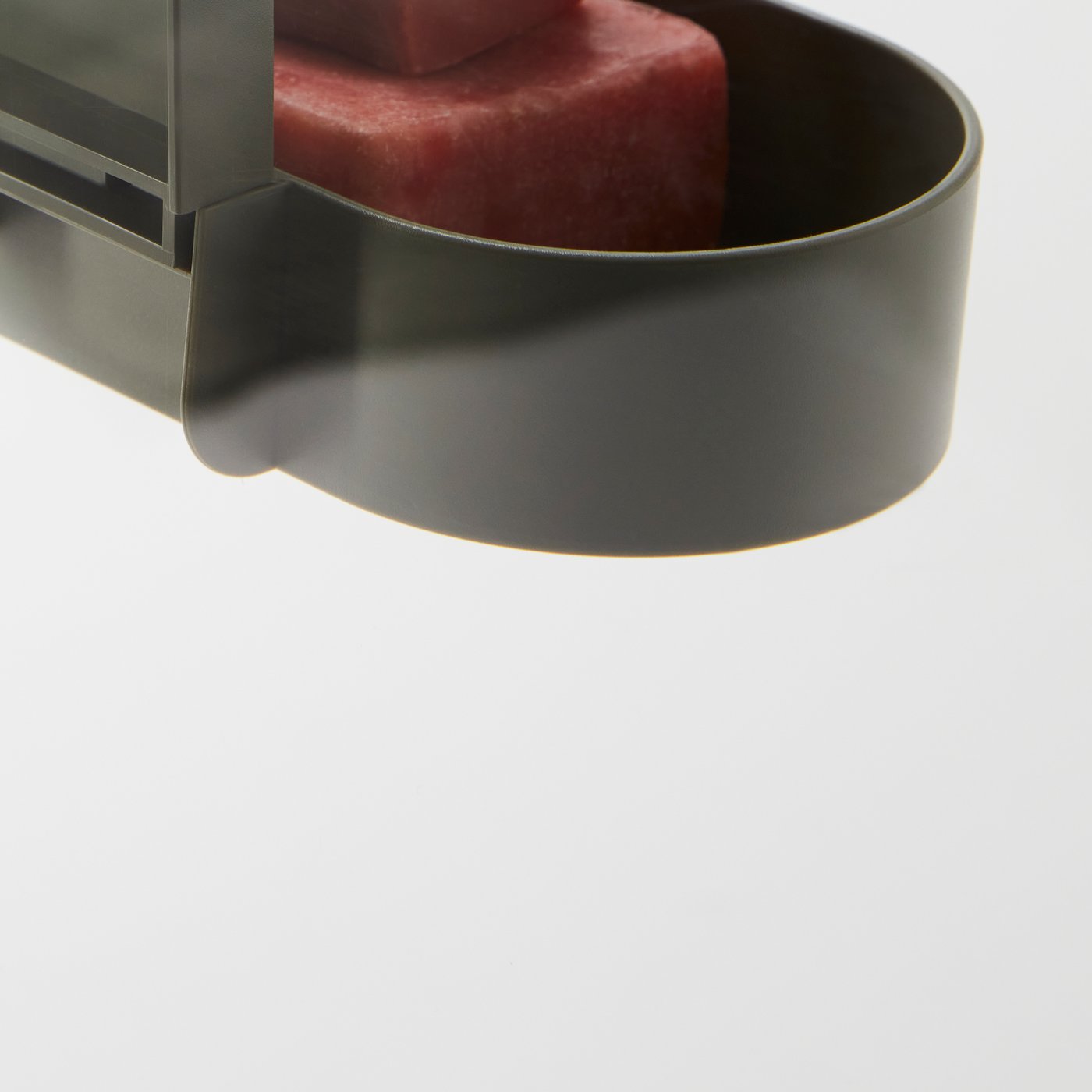 Krupni kadar kuta ÖBONÄS zidne police straga na koju je postavljen sapun. Dio veće slike.