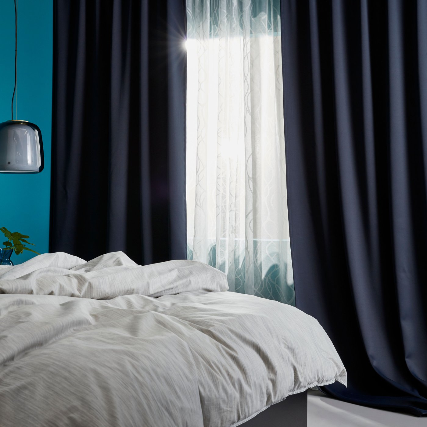 Ein Schlafzimmer mit MAJGULL Verdunklungsvorhängen. 