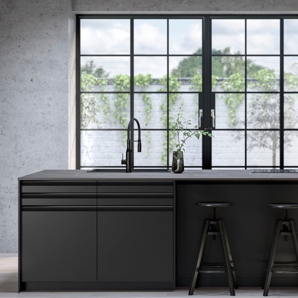 Un plan de travail sur mesure en céramique SKARARP noir mat/brun/effet marbre