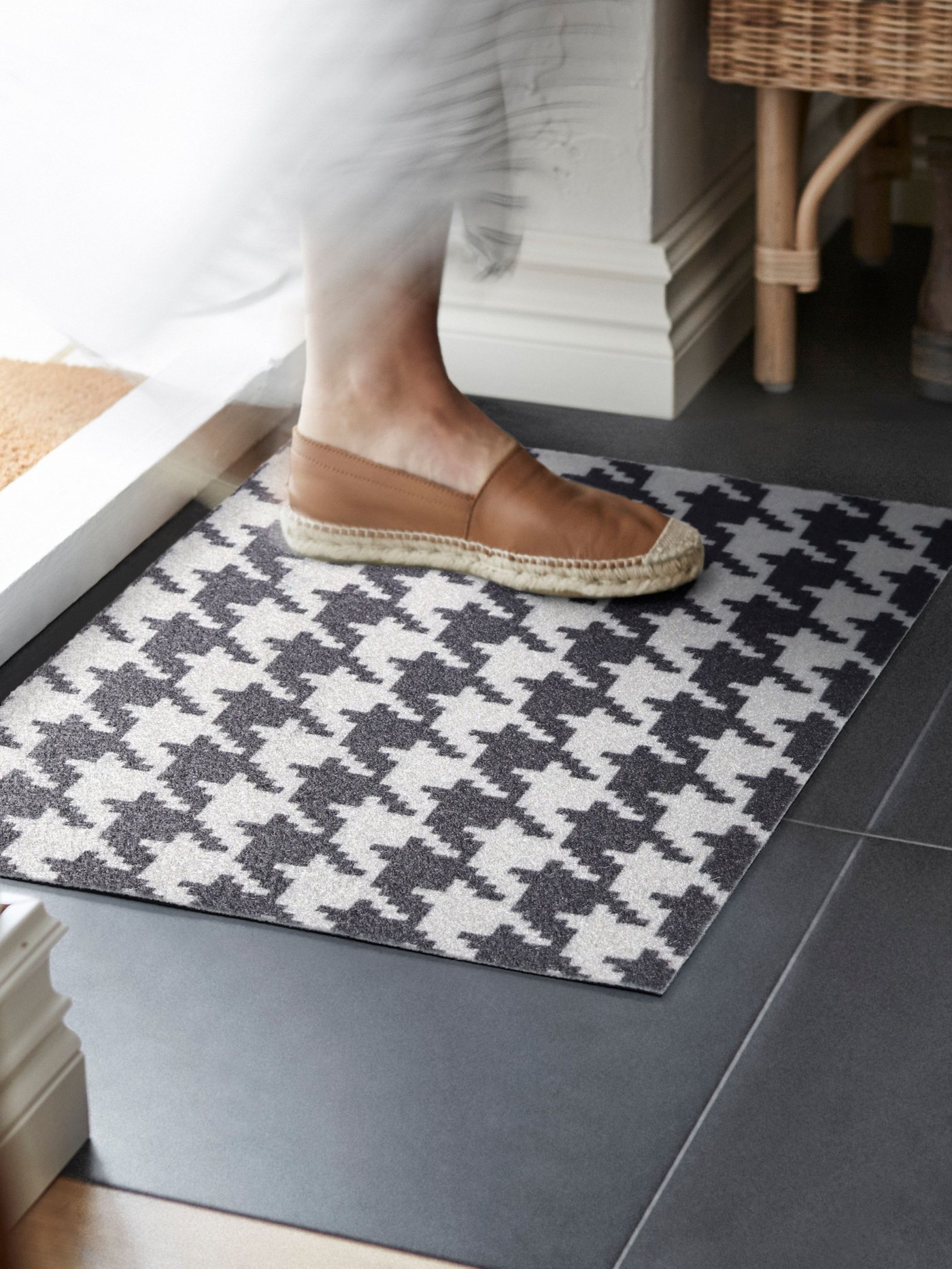 A light grey/dark grey TOMTRÄTT door mat