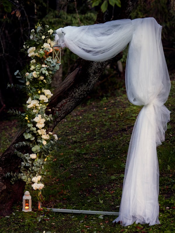 14 façons de présenter ses guirlandes de fleurs à son mariage