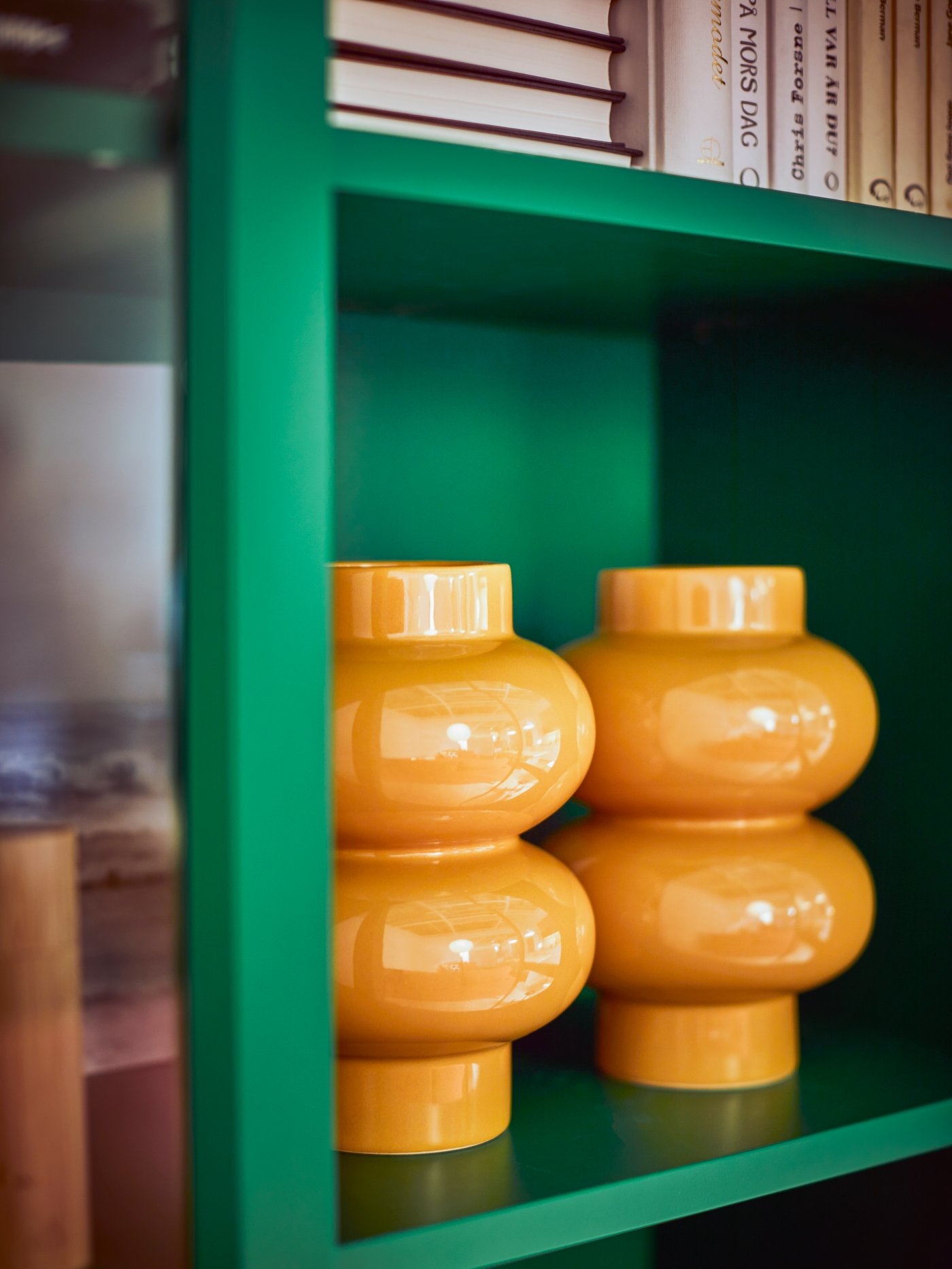 Deux vases jaunes dans une bibliothèque