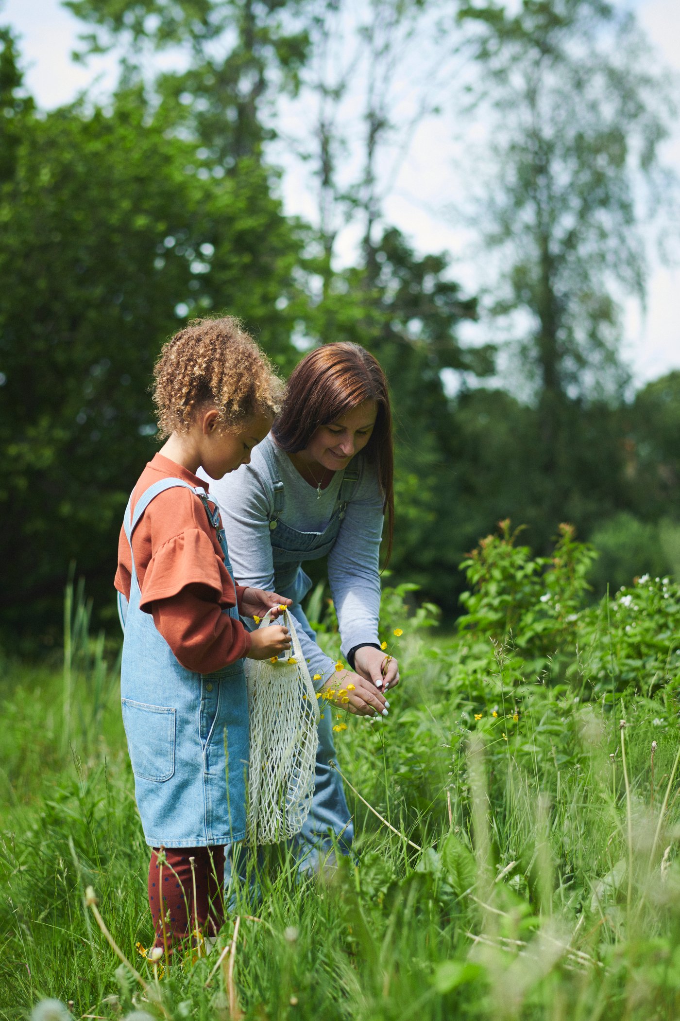 Une femme et un enfant dans l'herbe