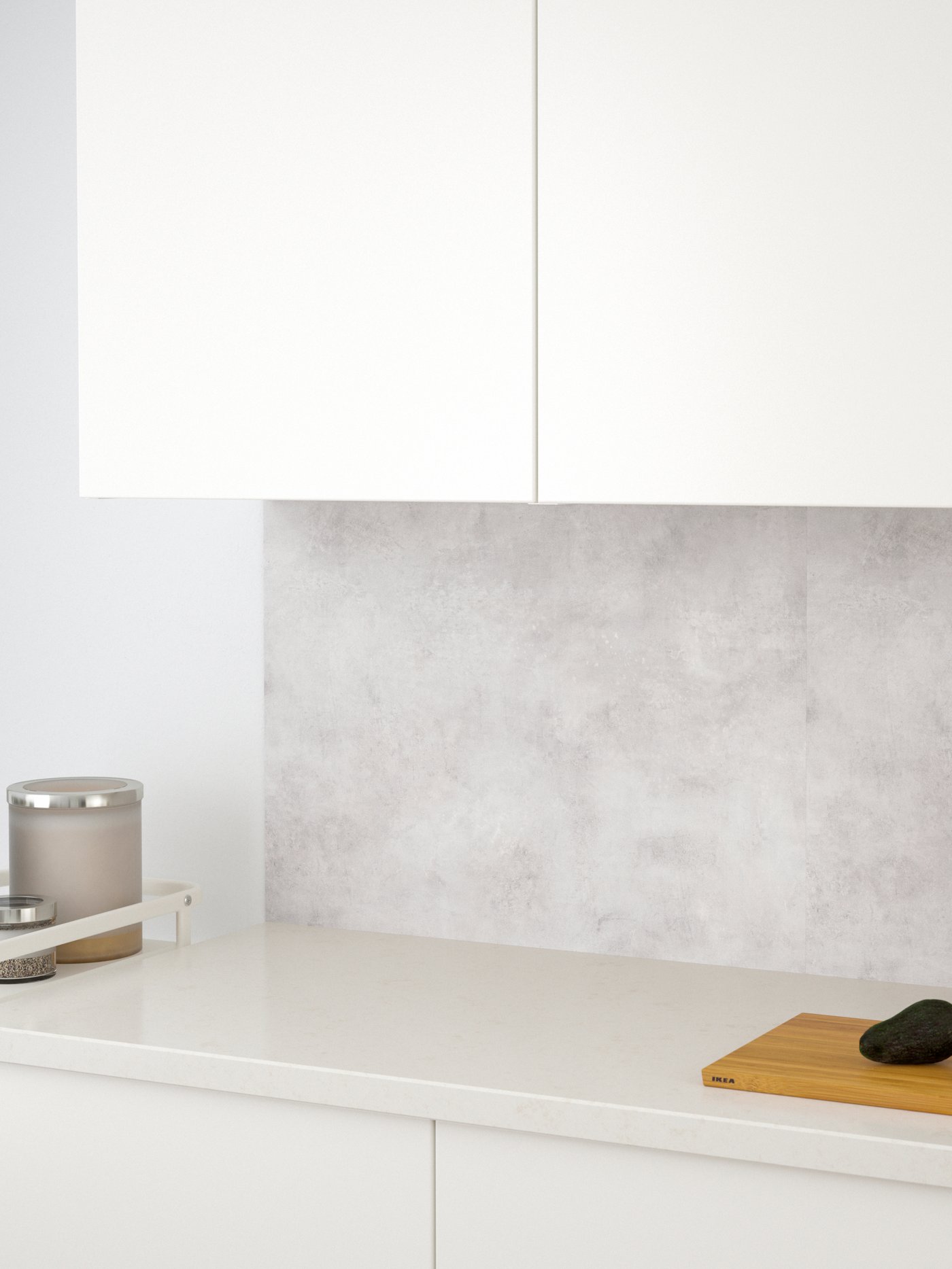 Eine weiße Küche mit einem Rückwandpaneel in hellem Betongrau.