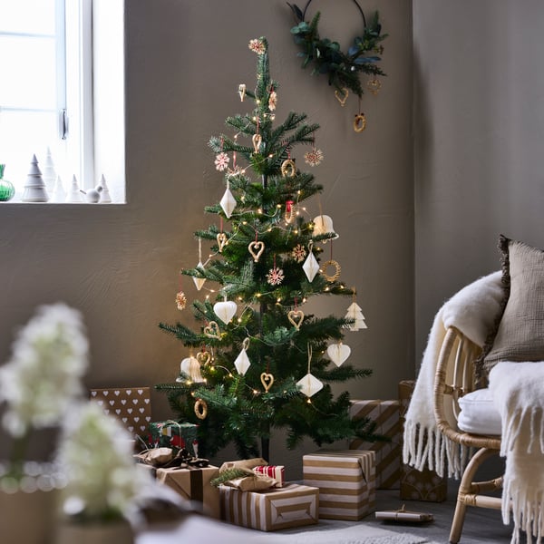 Un árbol de Navidad artificial VINTERFINT verde para interior y exterior.