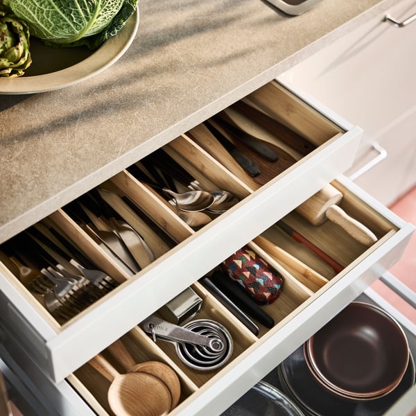 UPPDATERA-keukensorteerders van bamboe om keukengerei in witte keukenladen te ordenen.