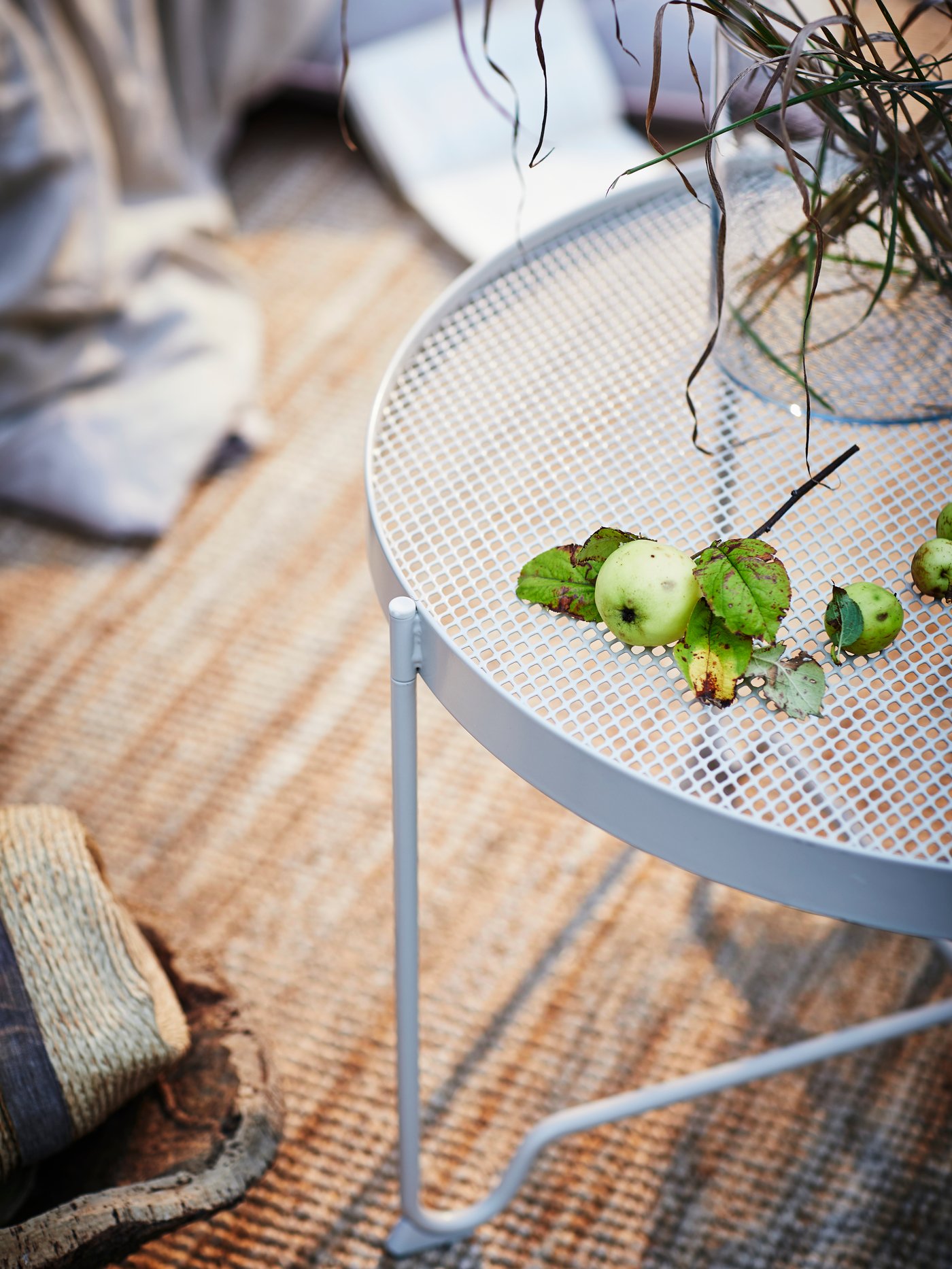 Una mesa de centro KROKHOLMEN beige para exteriores
