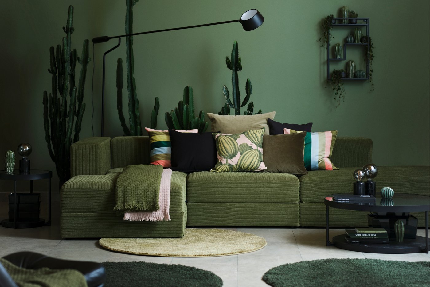 A dimmable black VÅGHÖJD LED floor lamp