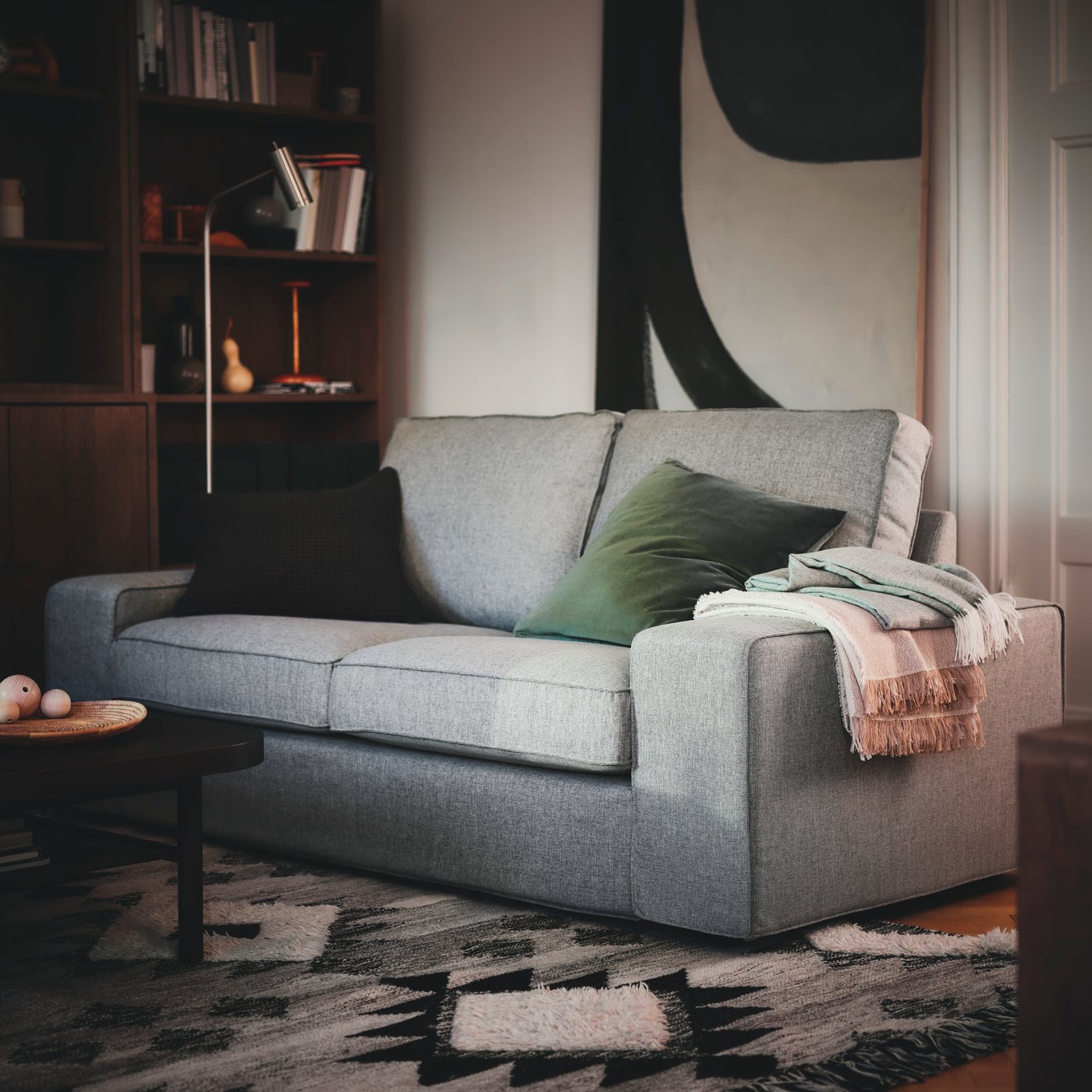 Een KIVIK zitbank met VIRRMO vloerlamp