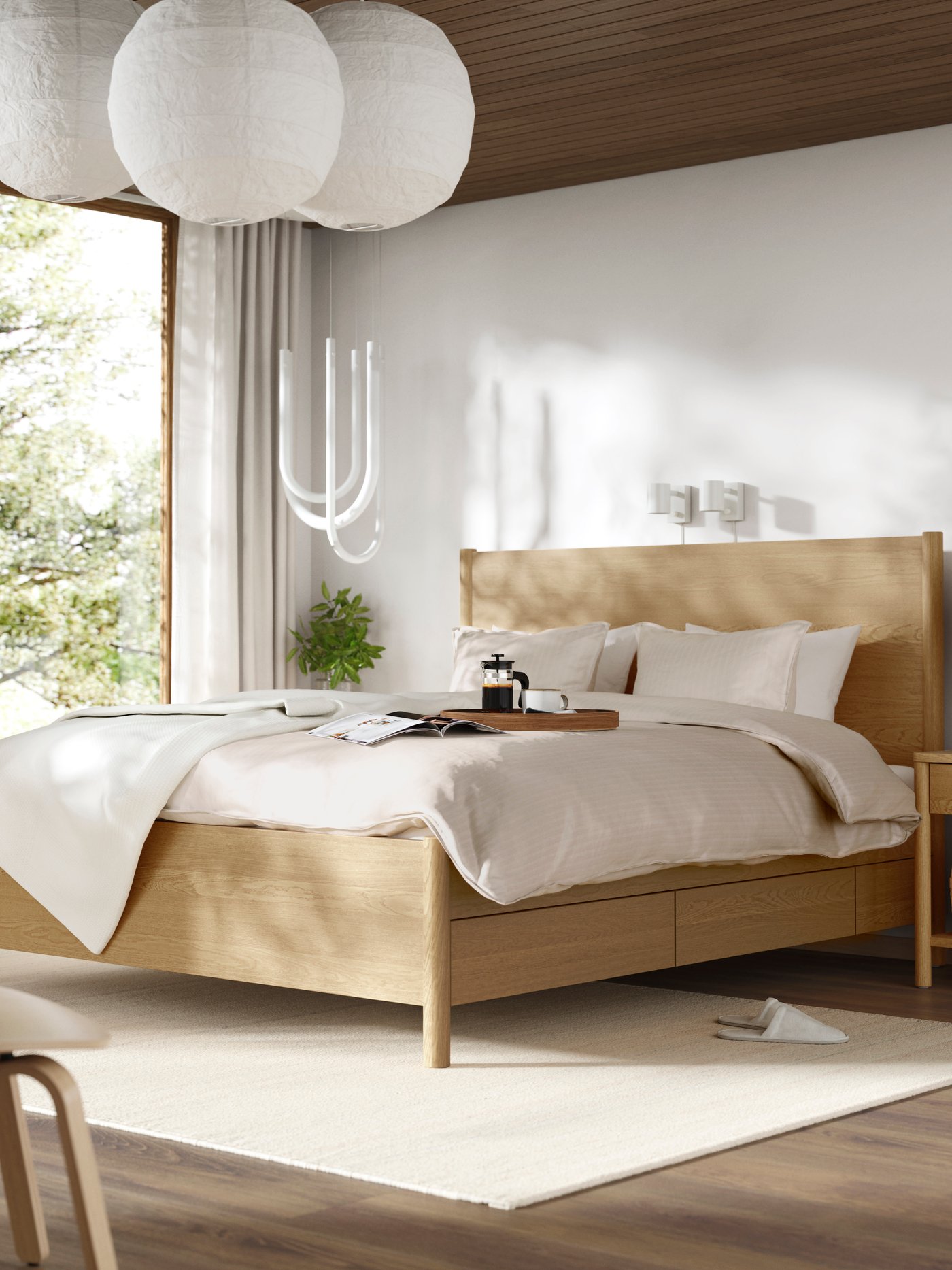An oak veneer/Luröy TONSTAD bed frame with storage in the bedroom