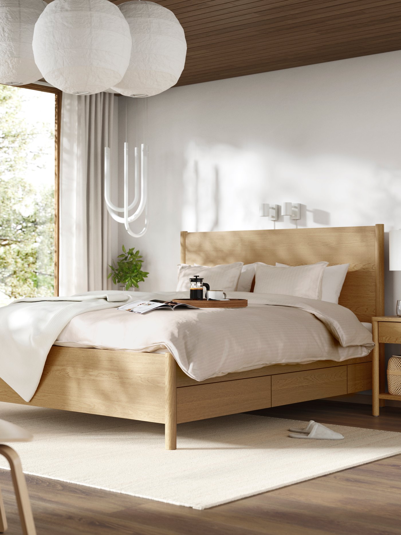 An oak veneer/Luröy TONSTAD bed frame with storage in the bedroom