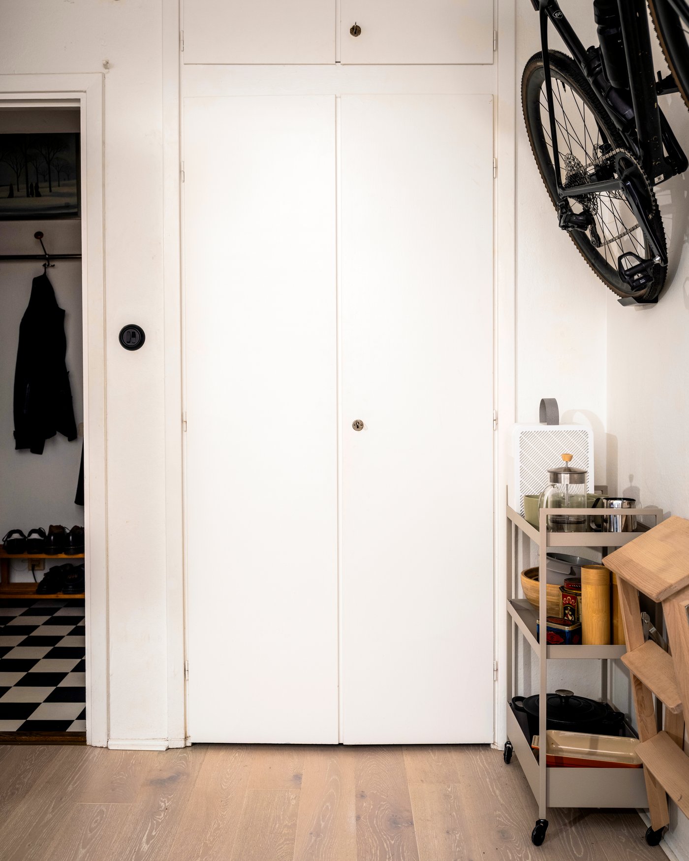 En beige NISSAFORS vagn