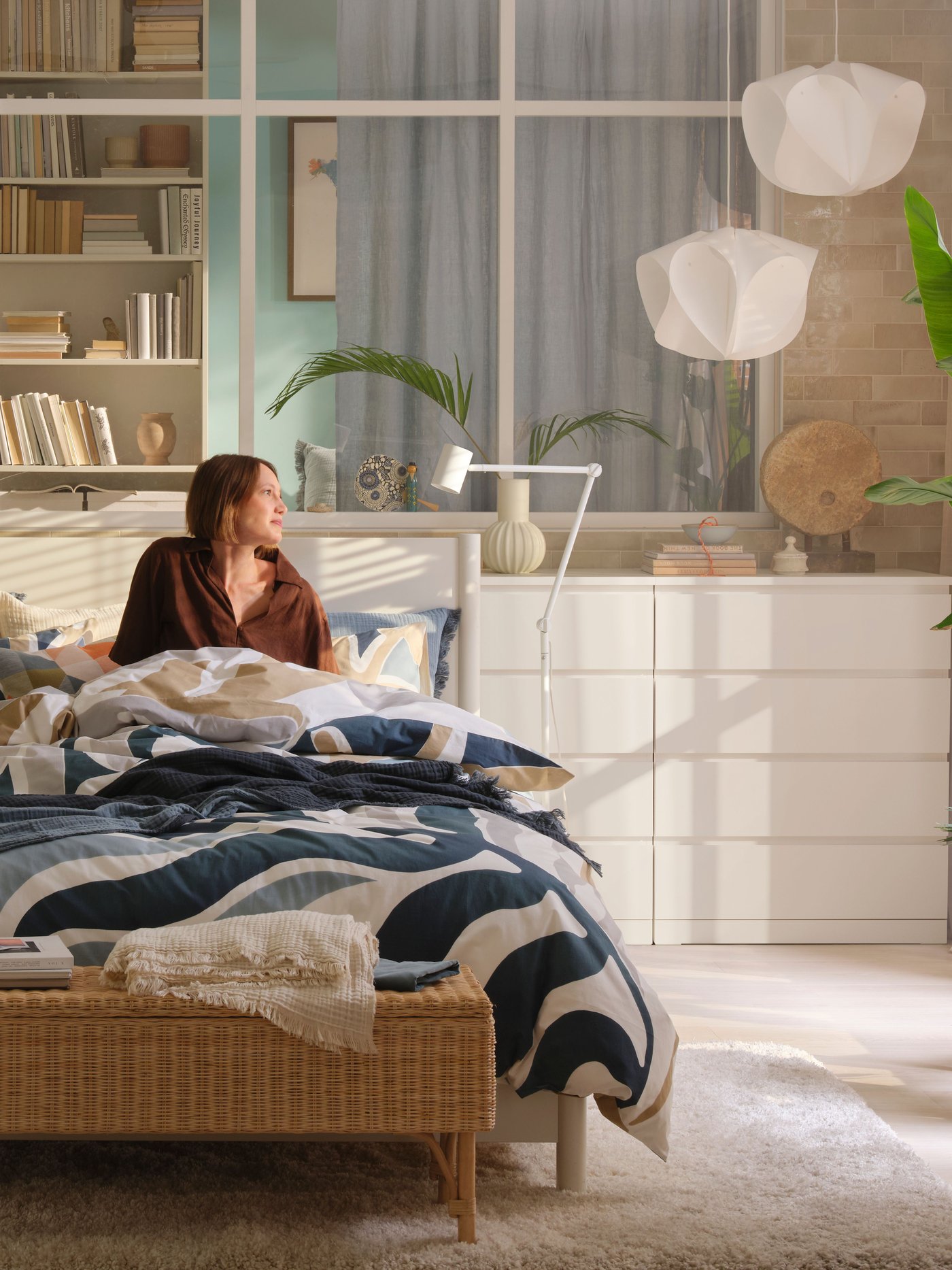 A white SKOGSTUNDRA vase in the bedroom