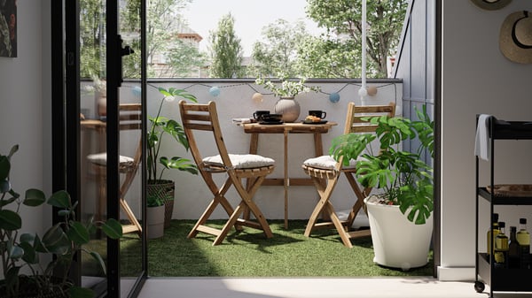 A light brown stained/Kuddarna grey ASKHOLMEN table f wall+2 fold chairs, outdoor outside