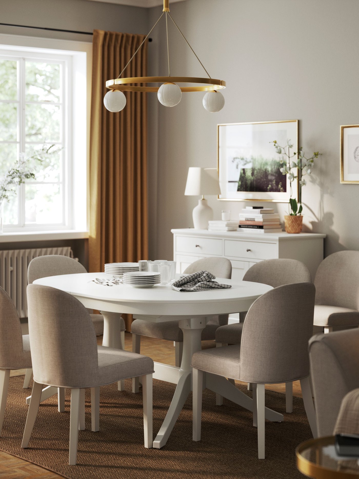 Una lámpara colgante AKTERSPRING de vidrio blanco/chapado en latón